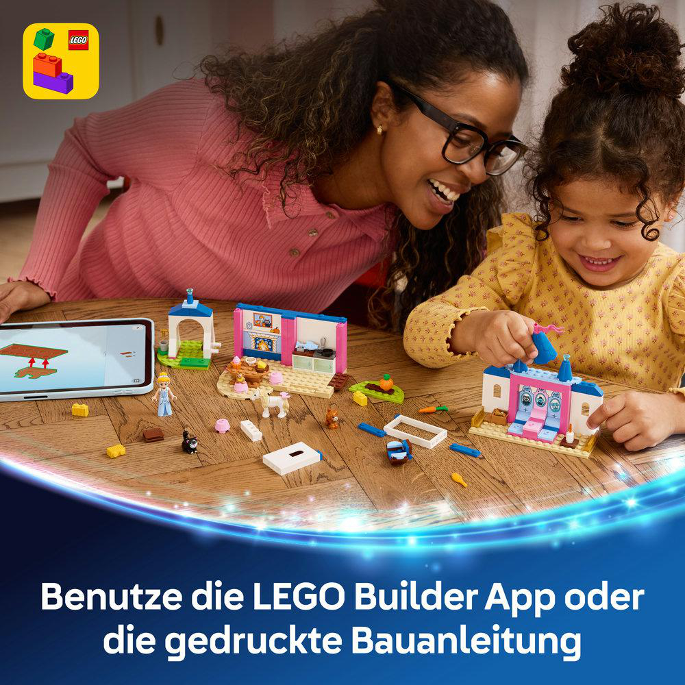 Frau und Kind bauen mit LEGO-Steinen. Ein Tablet zeigt Bauanleitung.