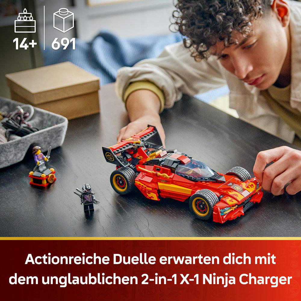 Ein Junge baut einen roten Lego-Rennwagen mit Minifiguren.