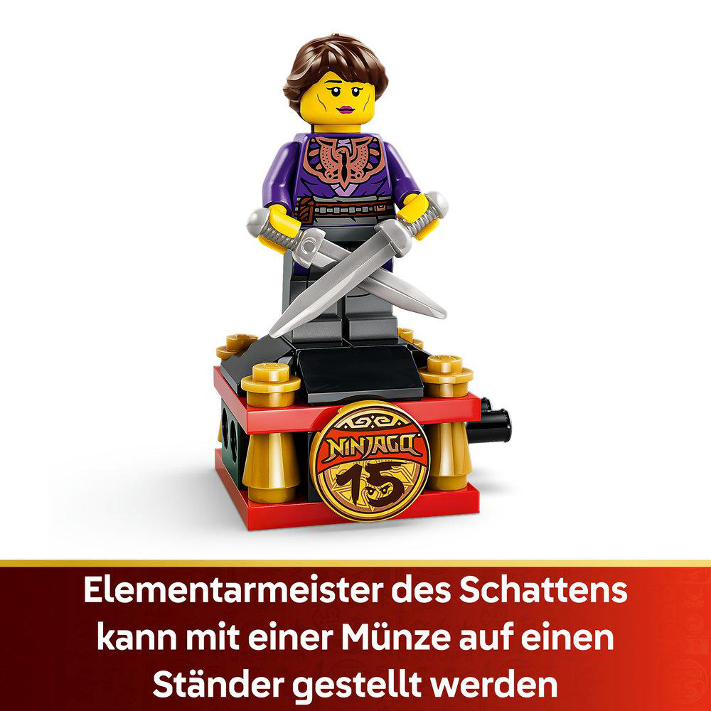 Ninjago-Figur mit Schwertern auf einem rot-goldenen Ständer mit Münze.
