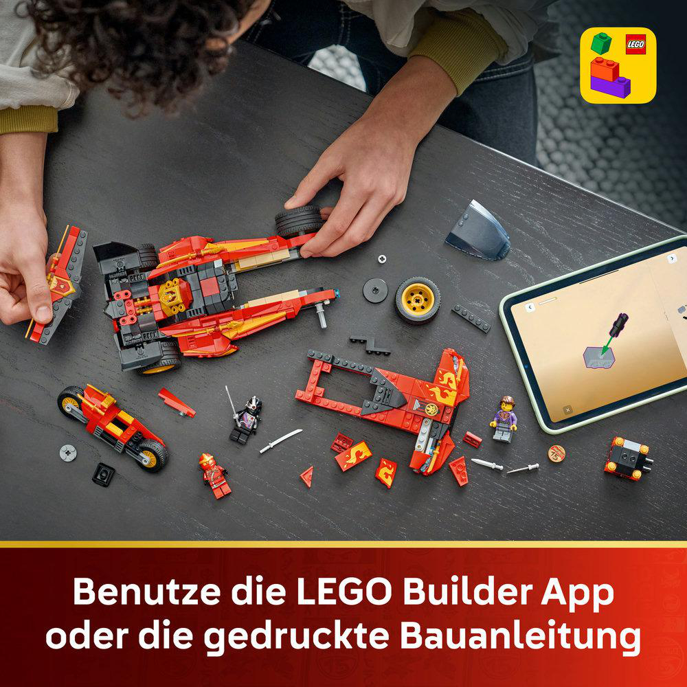 Hände bauen rote und gelbe Lego-Fahrzeuge in der Nähe eines Tablets mit Anleitungen.