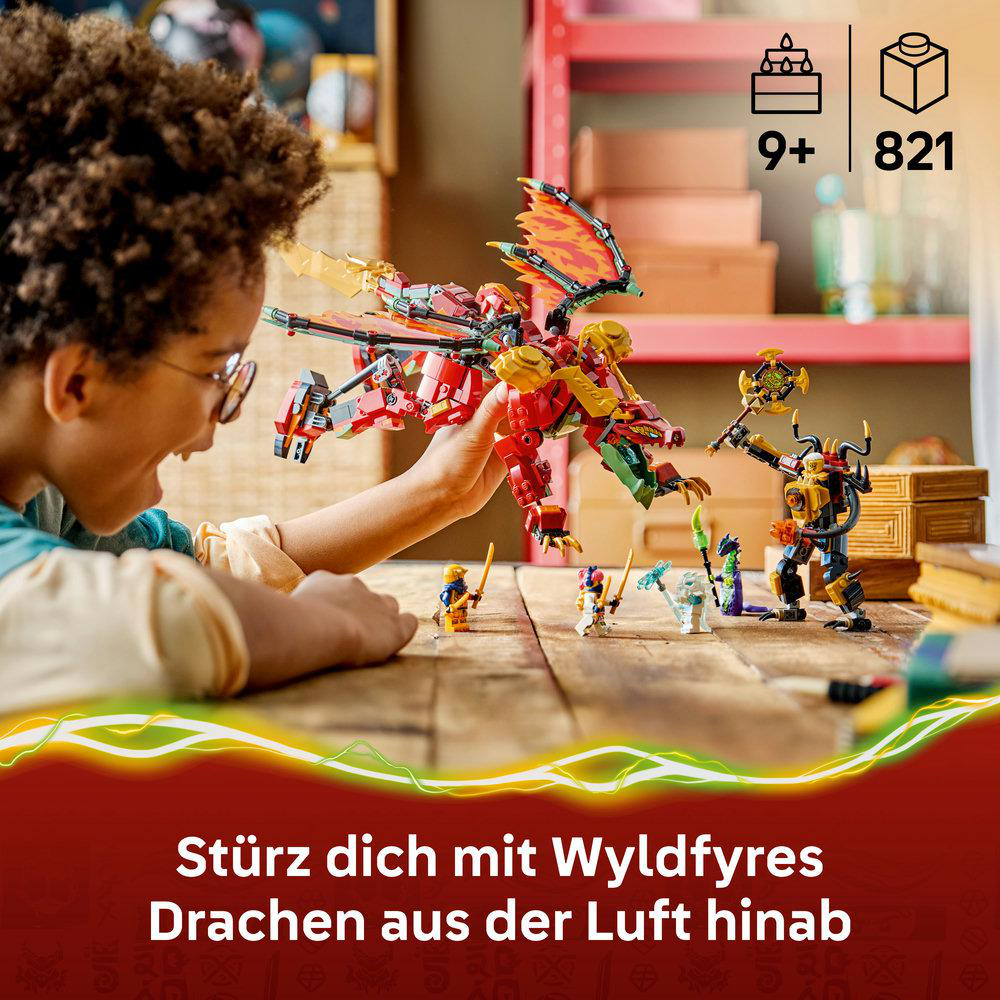 Kind hält roten Lego-Drachen, daneben Figuren und ein gelber Roboter.