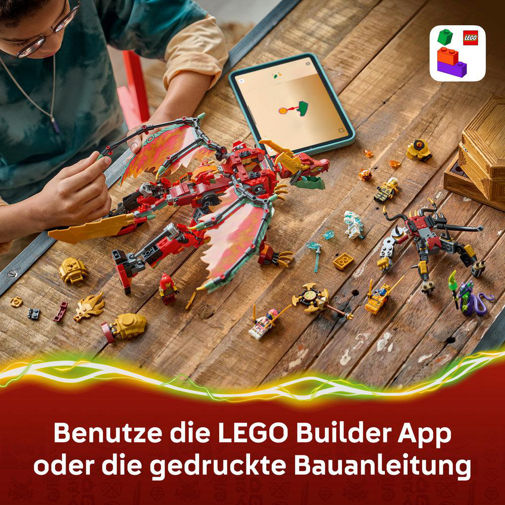 Ein Kind baut mit LEGO auf einem Holztisch. Ein Drache und Figuren sind zu sehen.