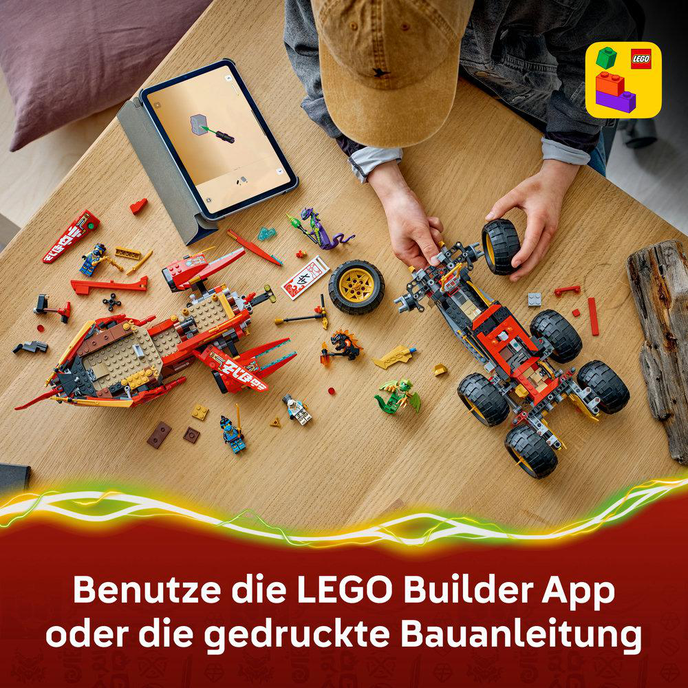 Kind baut LEGO-Set mit Tablet und Anleitung auf Holztisch. Rotes Fahrzeug links, gelbes rechts.