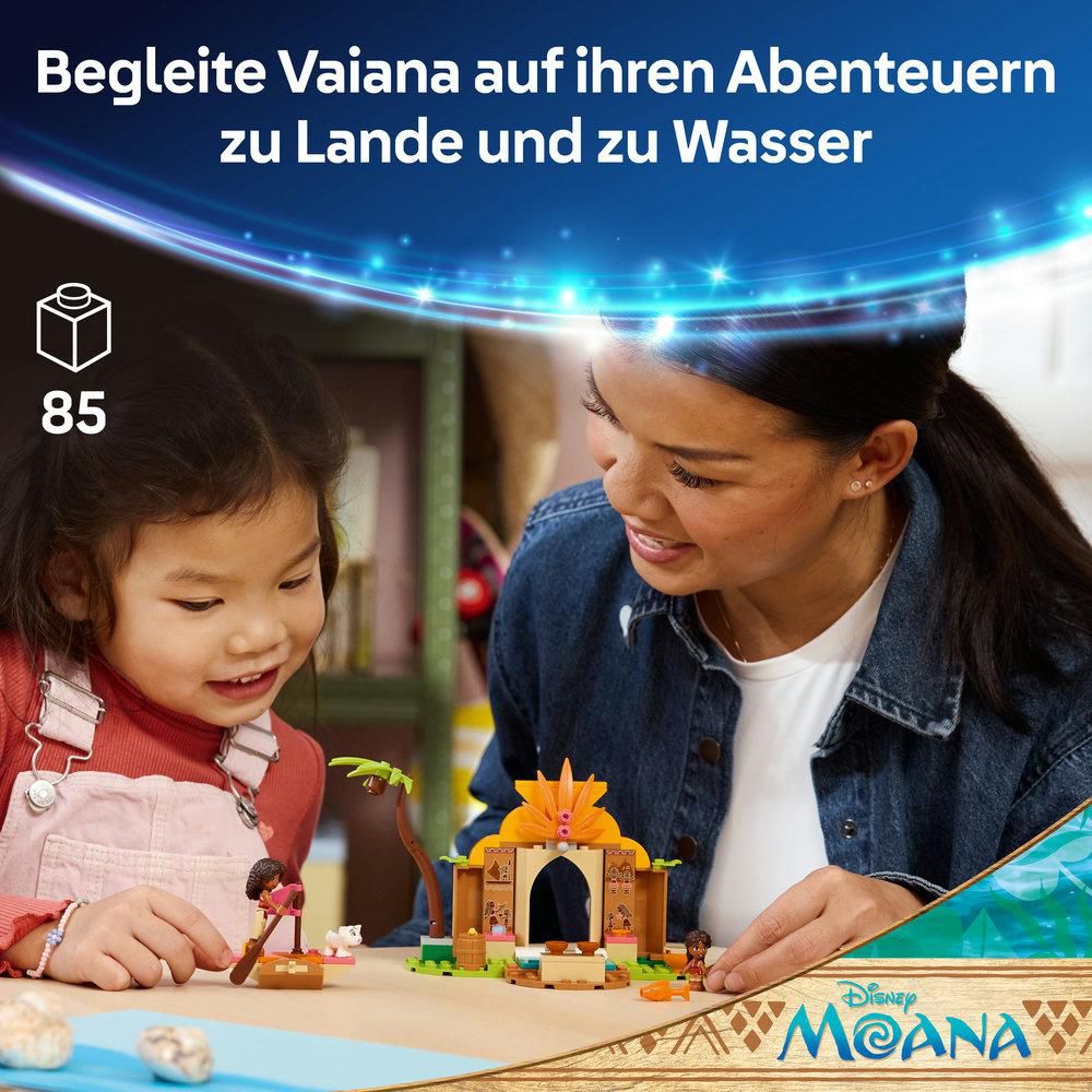 Eine Frau und ein Kind bauen ein Moana Lego Set. Das Set hat ein kleines Gebäude und Figuren.