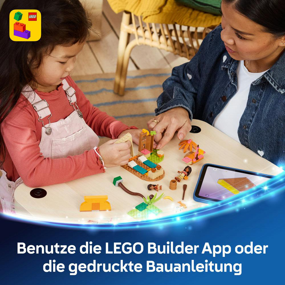 Kind und Erwachsene bauen mit LEGO Steinen, Anleitung auf Tablet.