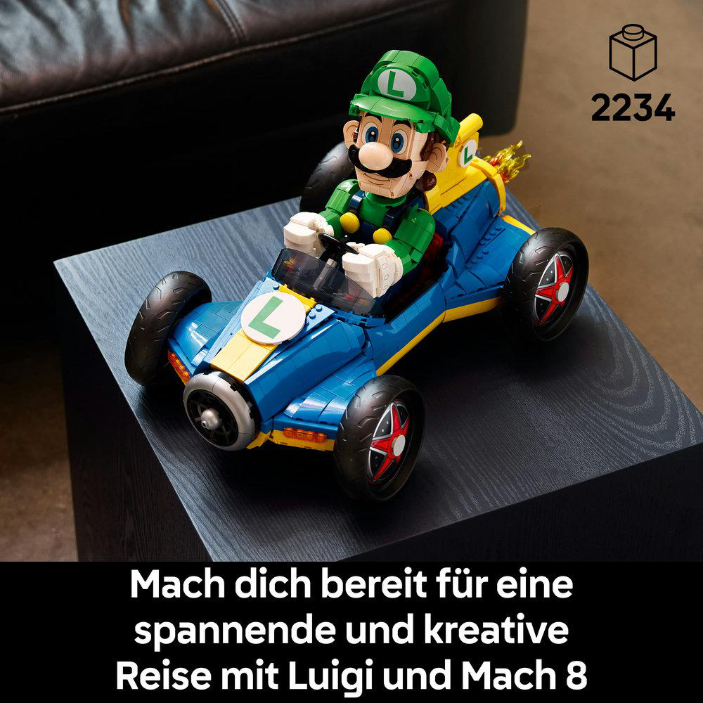 Ein Lego Luigi sitzt in einem blauen und gelben Rennwagen mit Flammen am Heck.