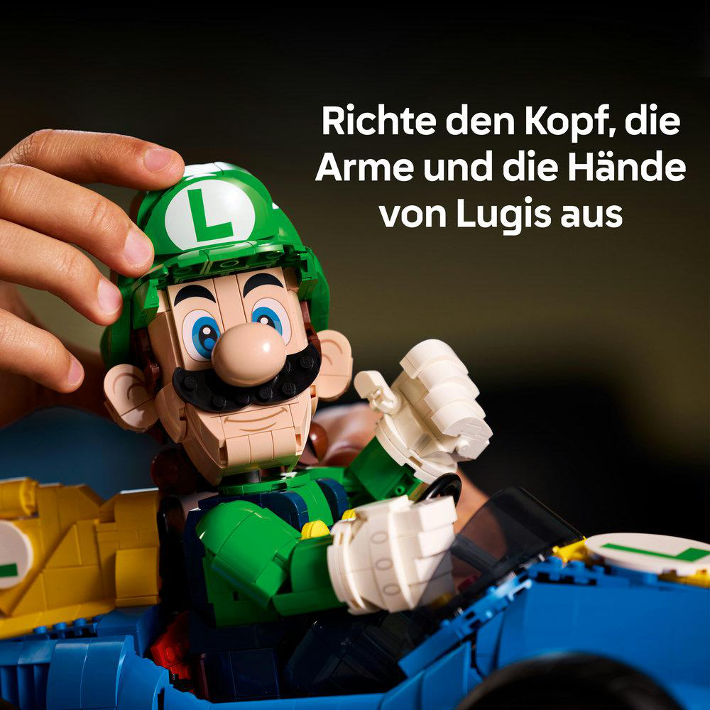 Ein Mensch richtet die LEGO-Figur von Luigi in einem blauen Go-Kart aus.