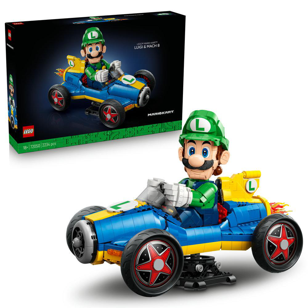 Luigi in einem blau-gelben LEGO Mario Kart Auto mit roten Rädern und Feuerakzenten.