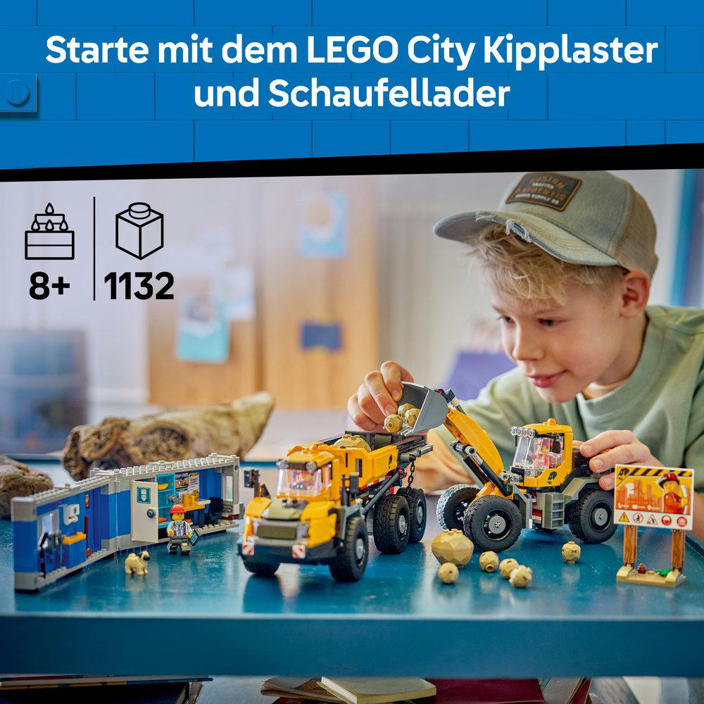 Ein Junge spielt mit LEGO City Kipplaster und Schaufellader auf einem blauen Tisch.