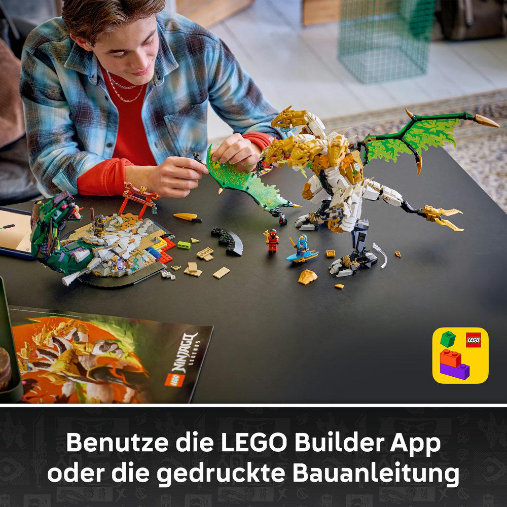 Ein Junge baut einen weißen und goldenen Lego-Drachen mit grünen Flügeln.