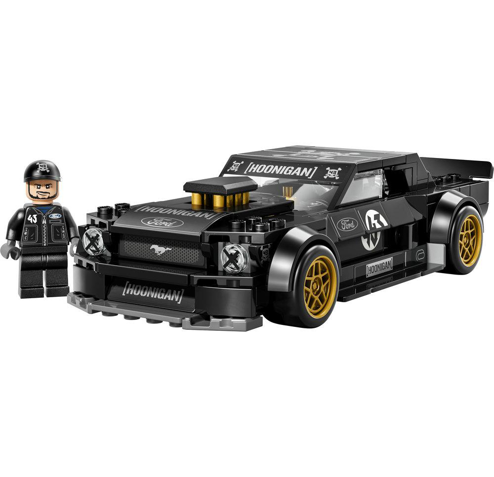 Schwarzer Lego-Mustang mit goldener Felge, daneben eine Lego-Figur.