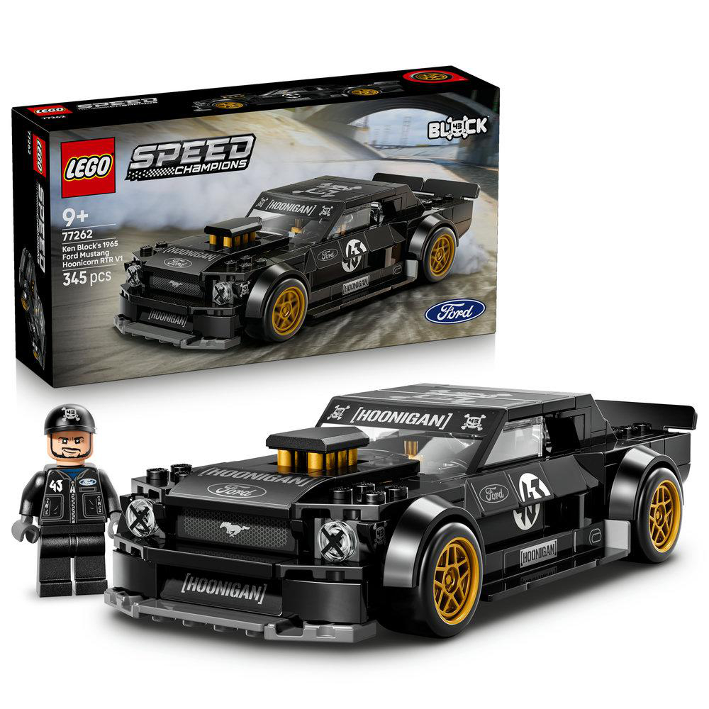 Schwarzer Lego Ford Mustang Hoonicorn mit goldenen Felgen und einer Lego-Minifigur.