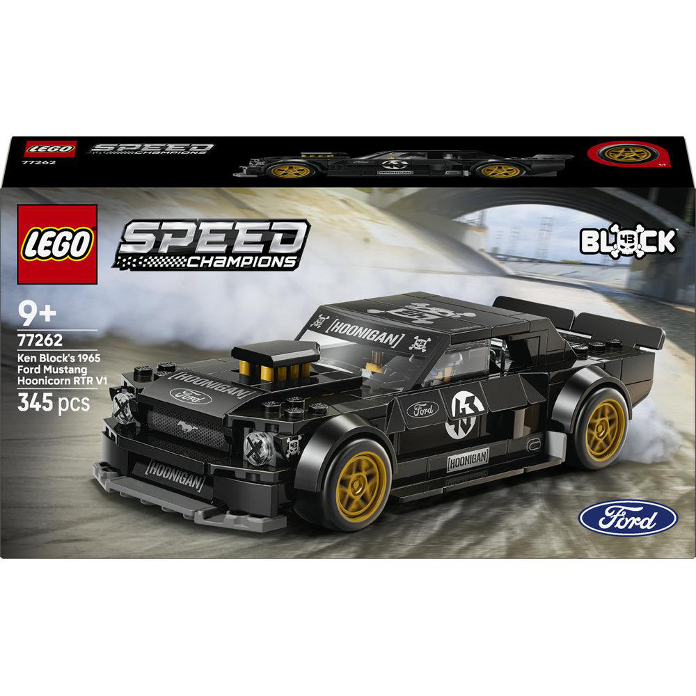 Schwarzer LEGO Ford Mustang mit goldenen Felgen auf grauem Untergrund.