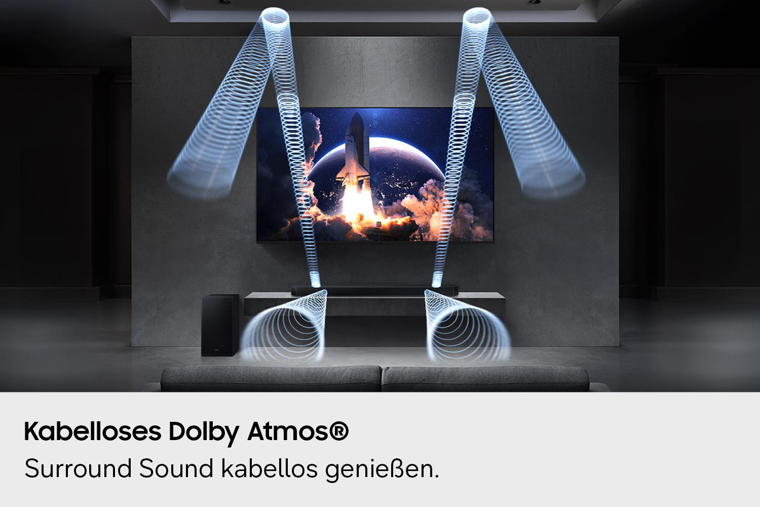 Ein Heimkino mit Fernseher, Soundbar, Subwoofer und Schallwellen.