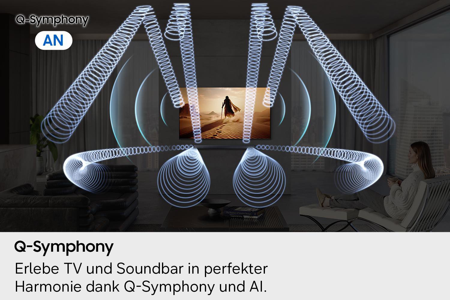 Ein Wohnzimmer mit Fernseher, Soundbar und einer Frau, die auf einem Sofa sitzt.
