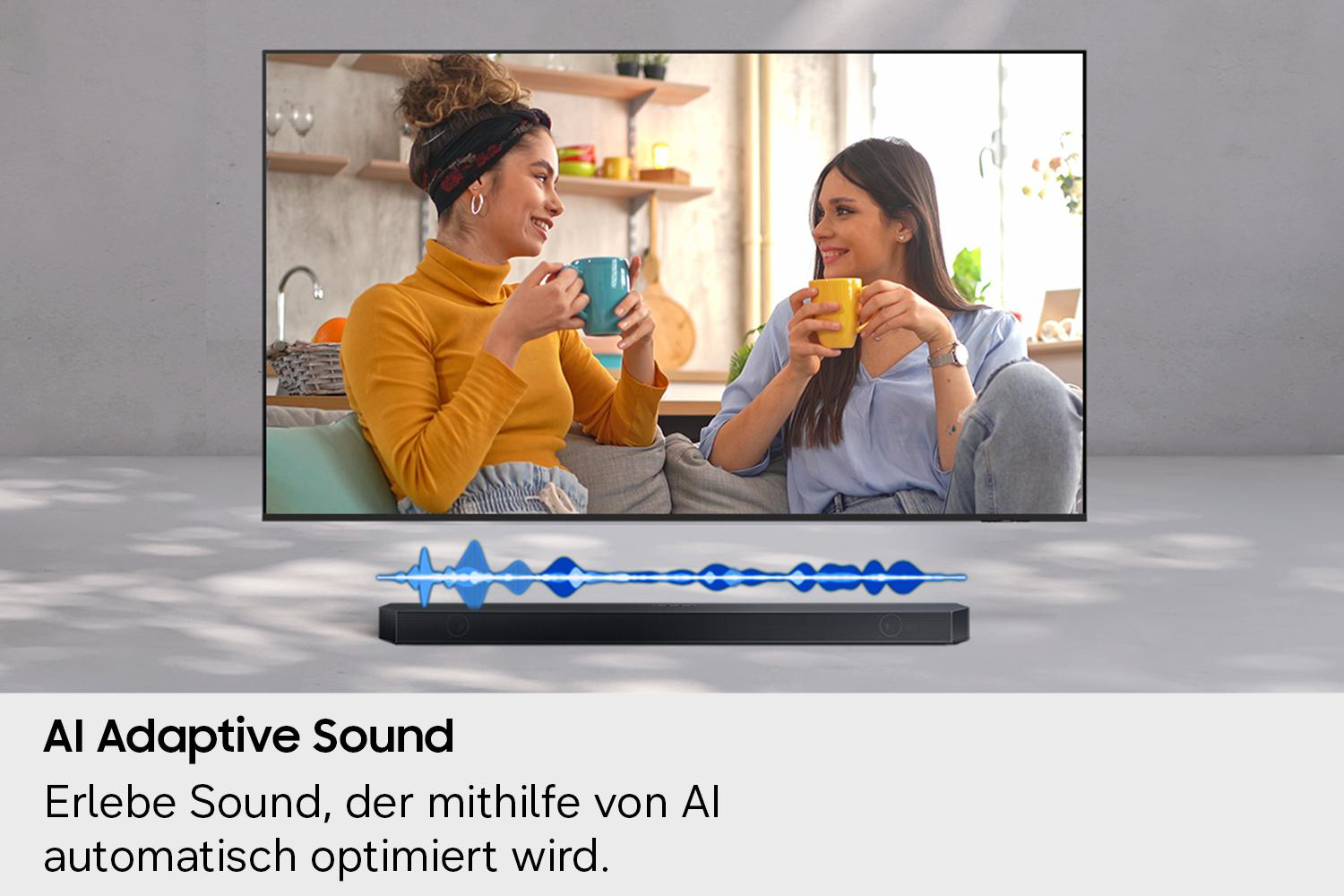 Zwei Frauen trinken Kaffee vor einem Fernseher mit einer Soundbar.