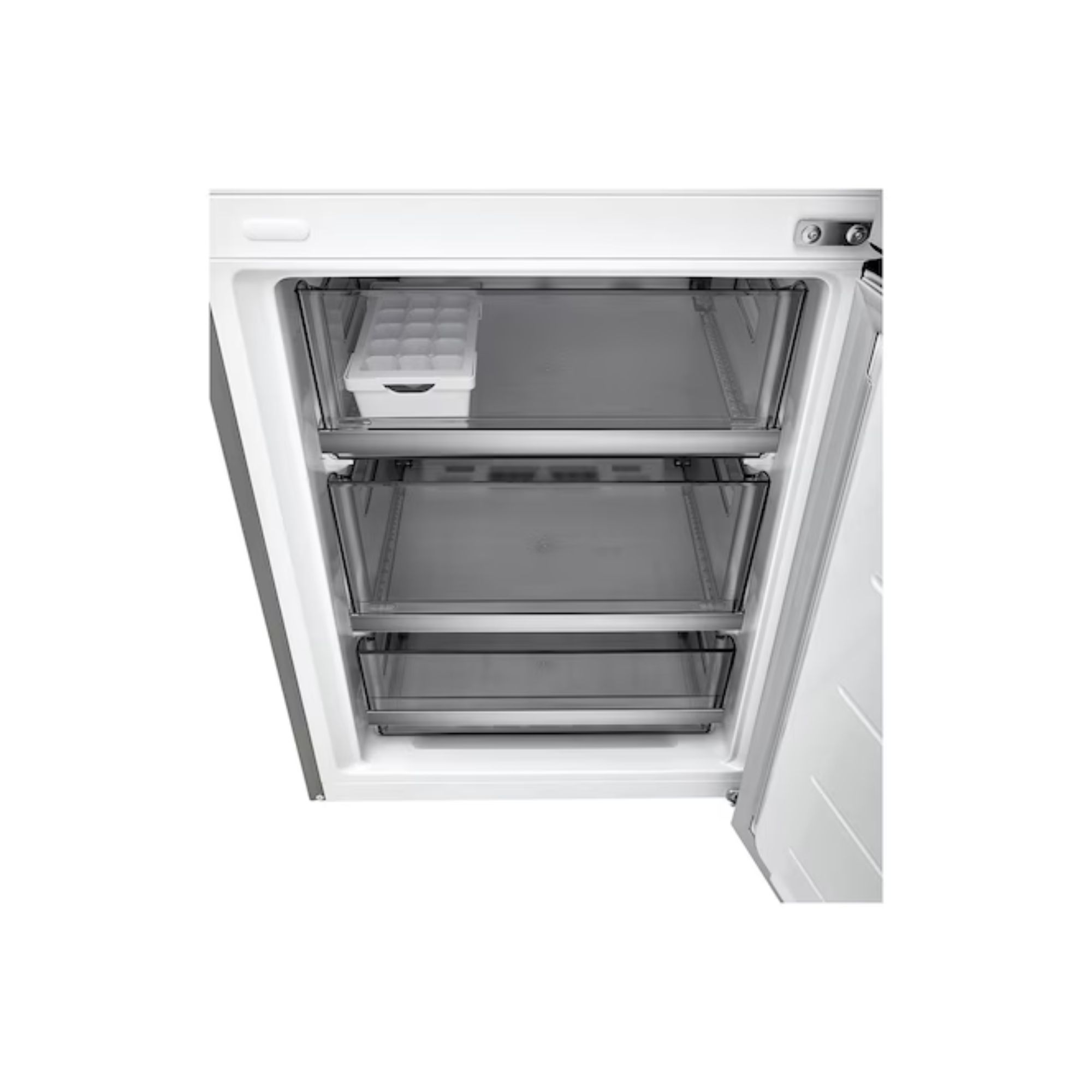 Refrigerador abierto con tres cajones transparentes y una cubitera.