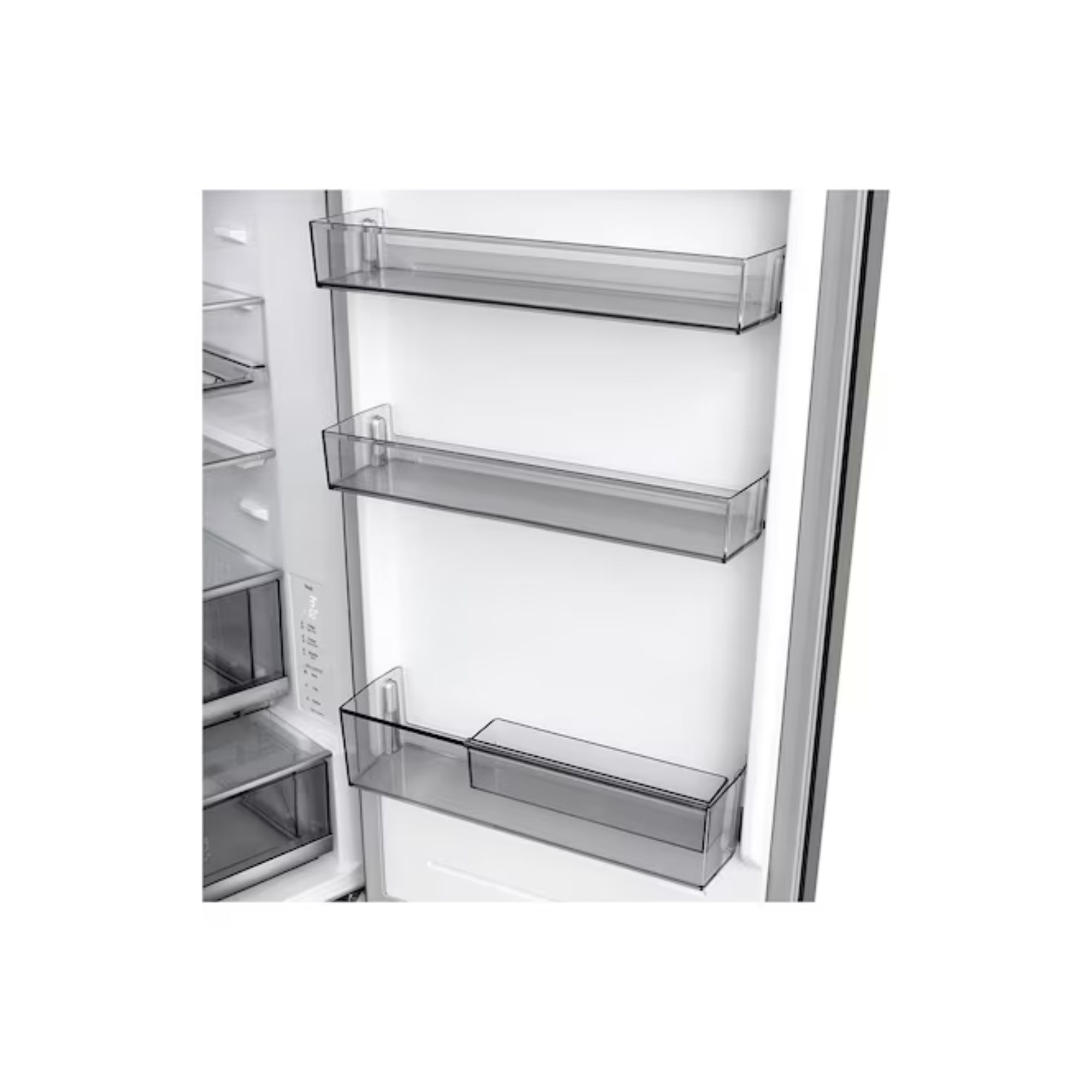 Estantes vacíos y transparentes del refrigerador en el interior de la puerta.