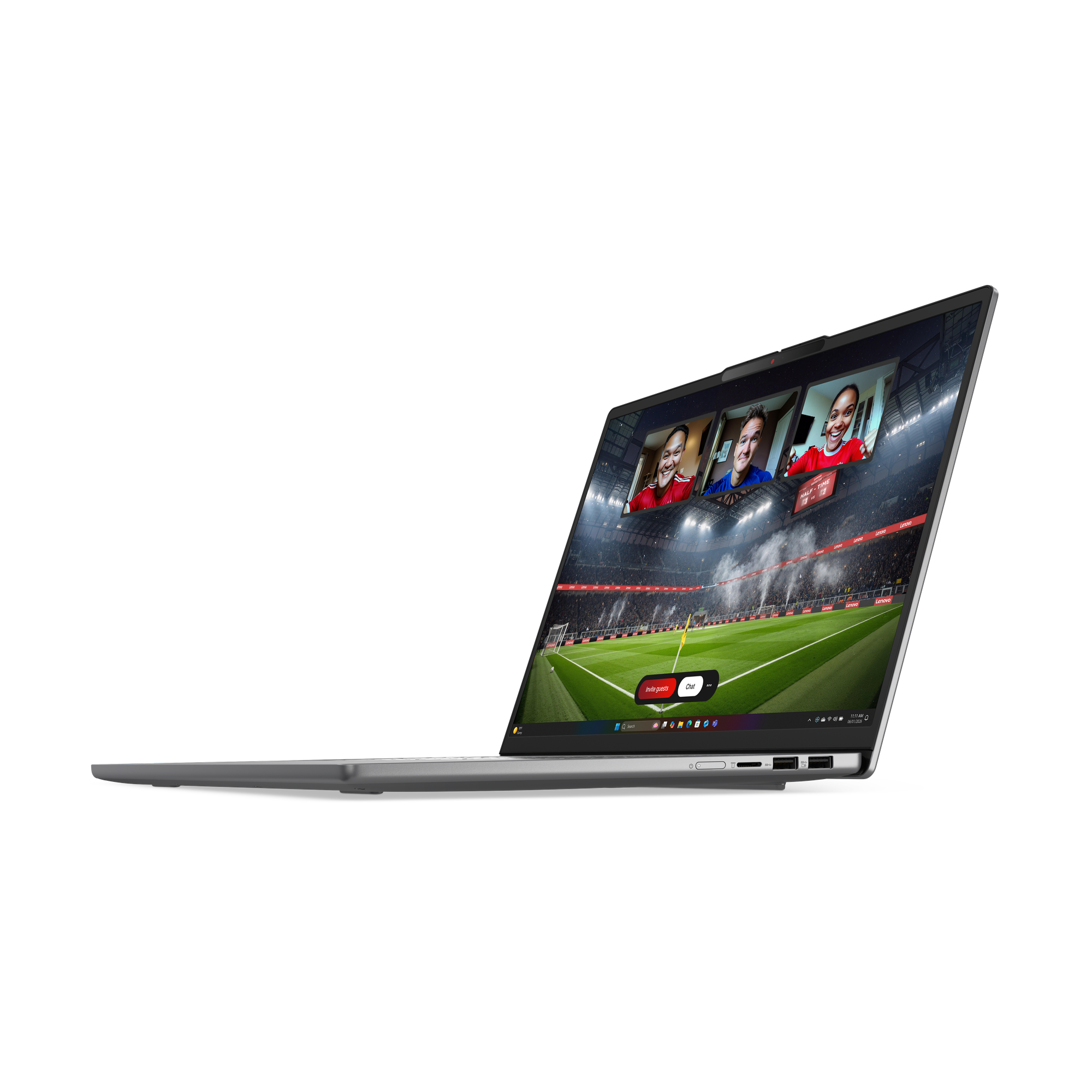 Ein Laptop zeigt ein Fußballspiel auf einem Stadionbildschirm mit drei Personen im Videogespräch.