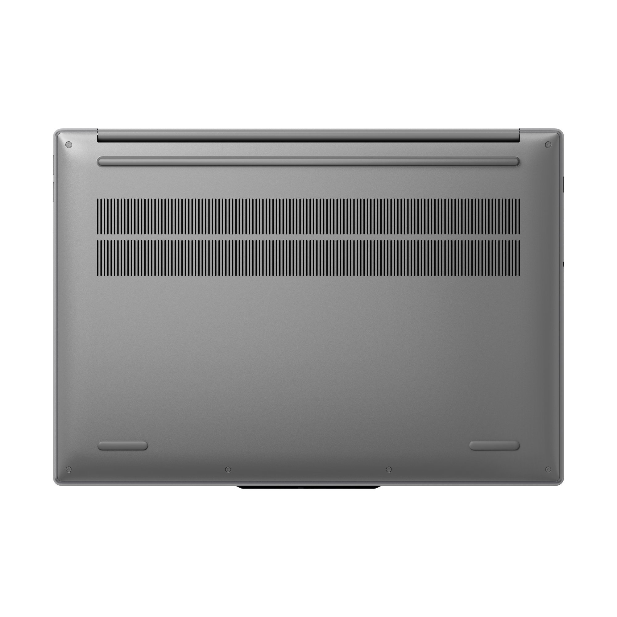 Unterseite eines silbernen Laptops mit Lüftungsschlitzen und Gummifüßen.