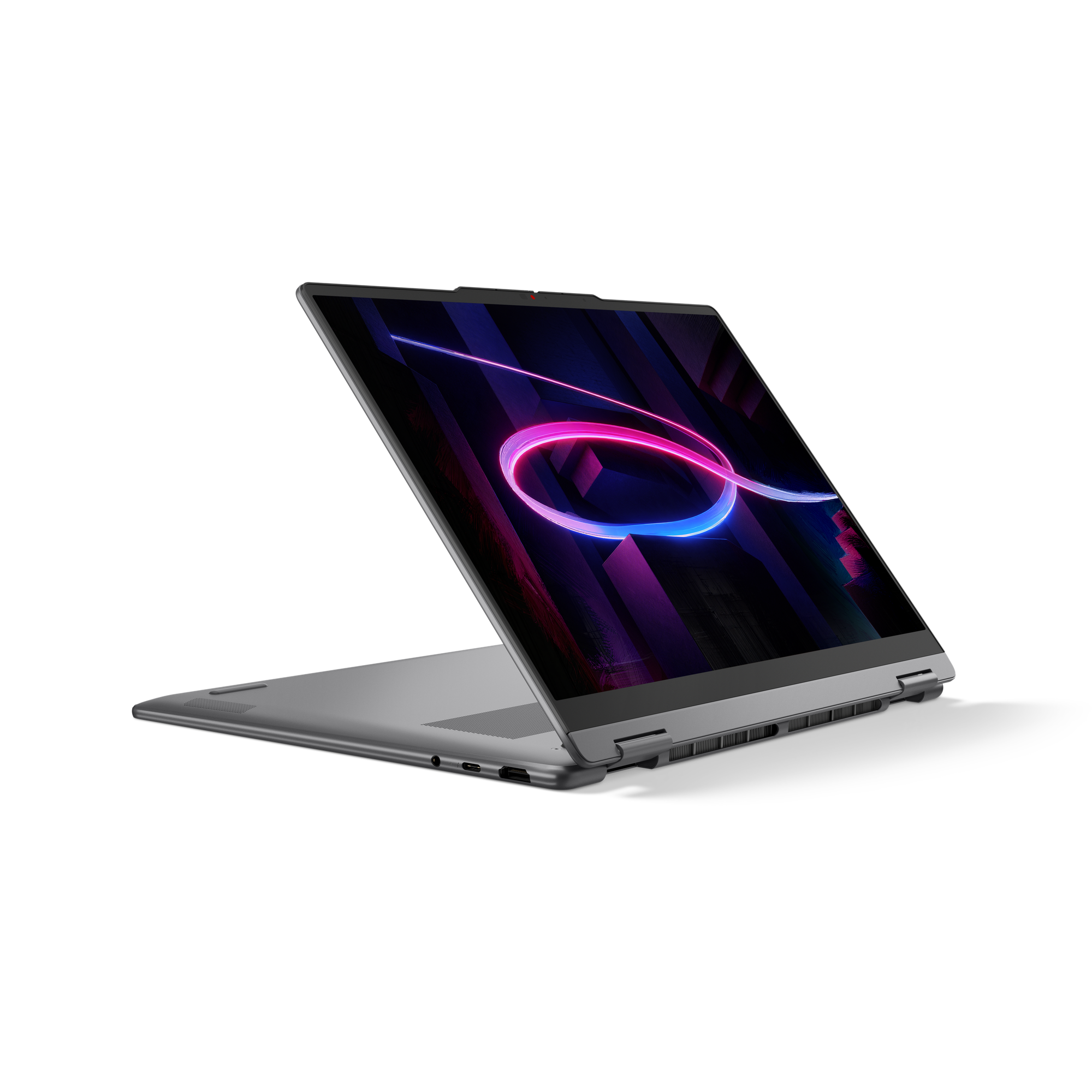 Ein silberner Laptop ist geöffnet und zeigt eine lebendige abstrakte Tapete auf dem Bildschirm vor schwarzem Hintergrund.