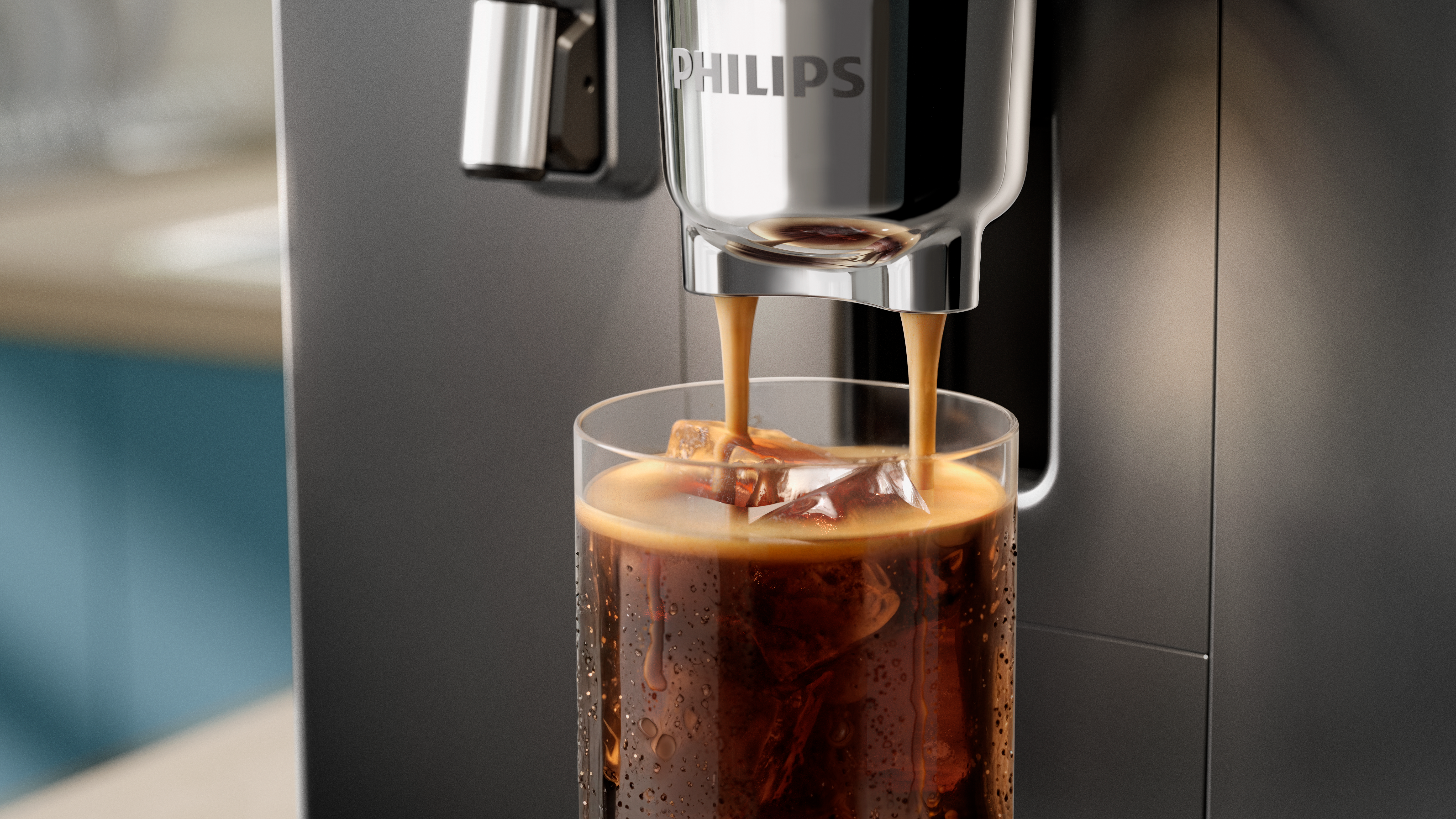 Kávé folyik egy Philips gépről egy jégkockás pohárba.