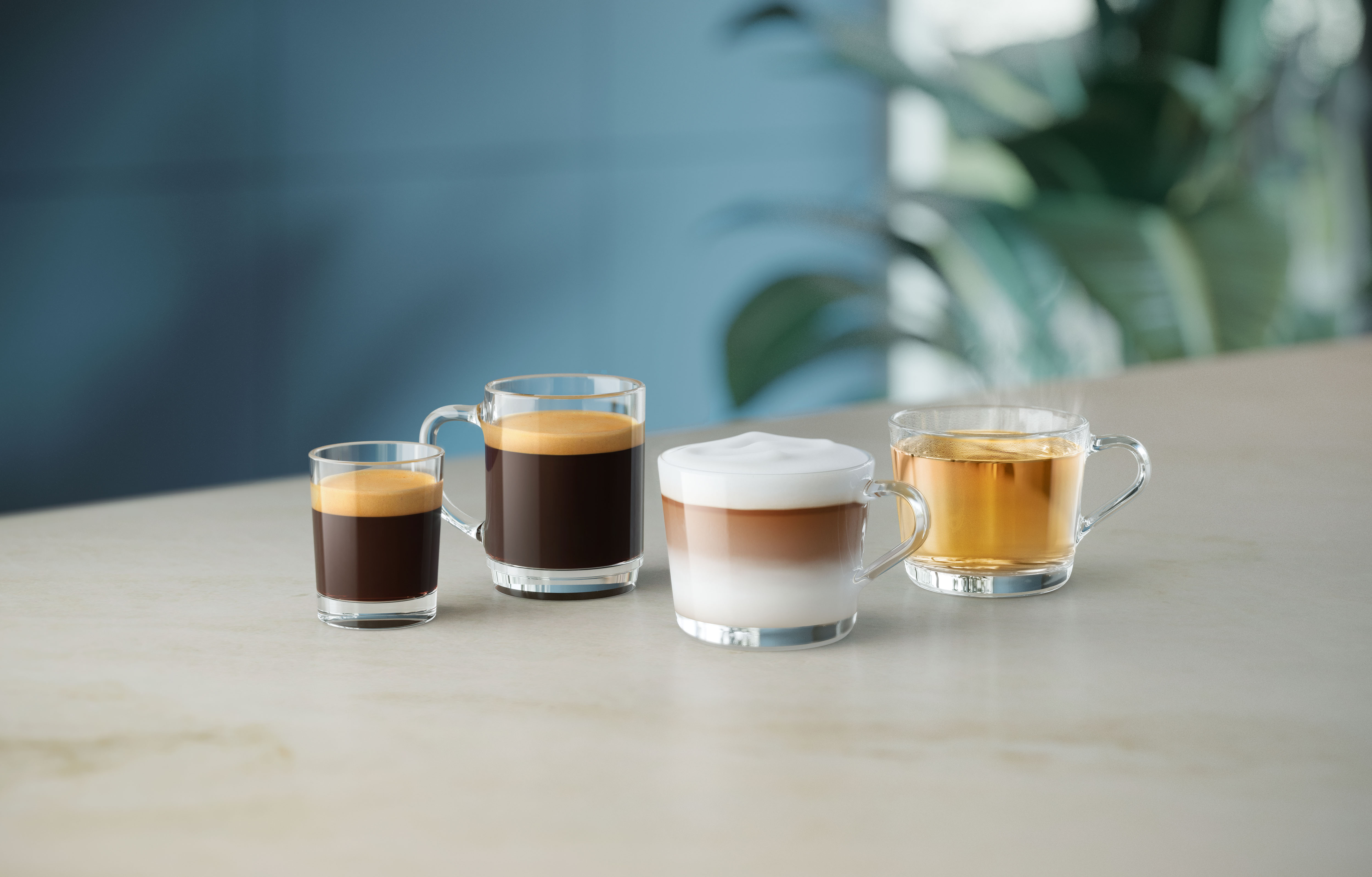 Négy pohár italokkal: eszpresszó, kávé, latte és tea.