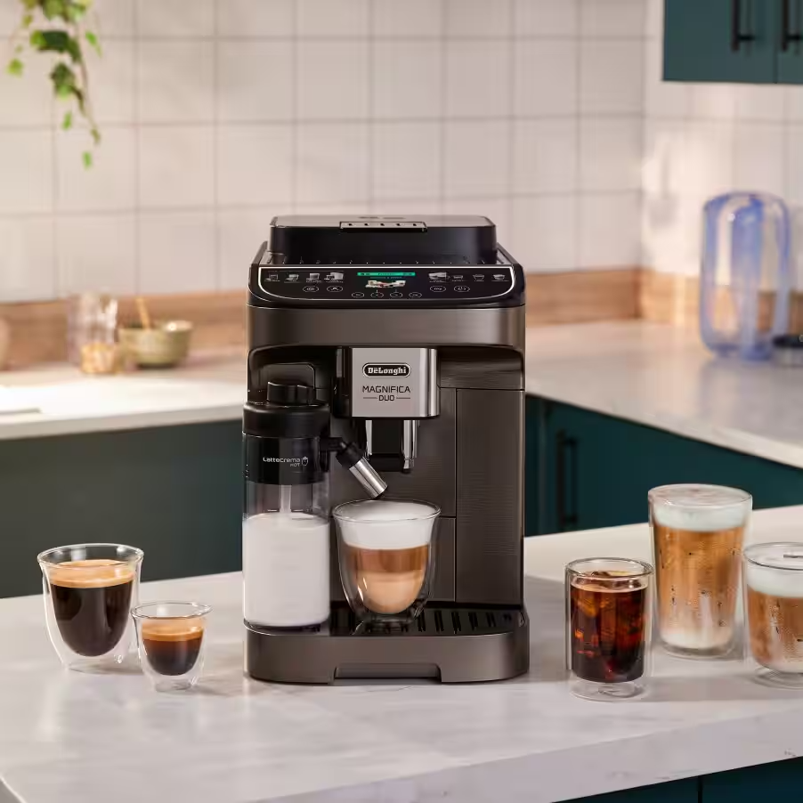 Egy DeLonghi Magnifica Duo kávégép különféle kávéitalokkal.