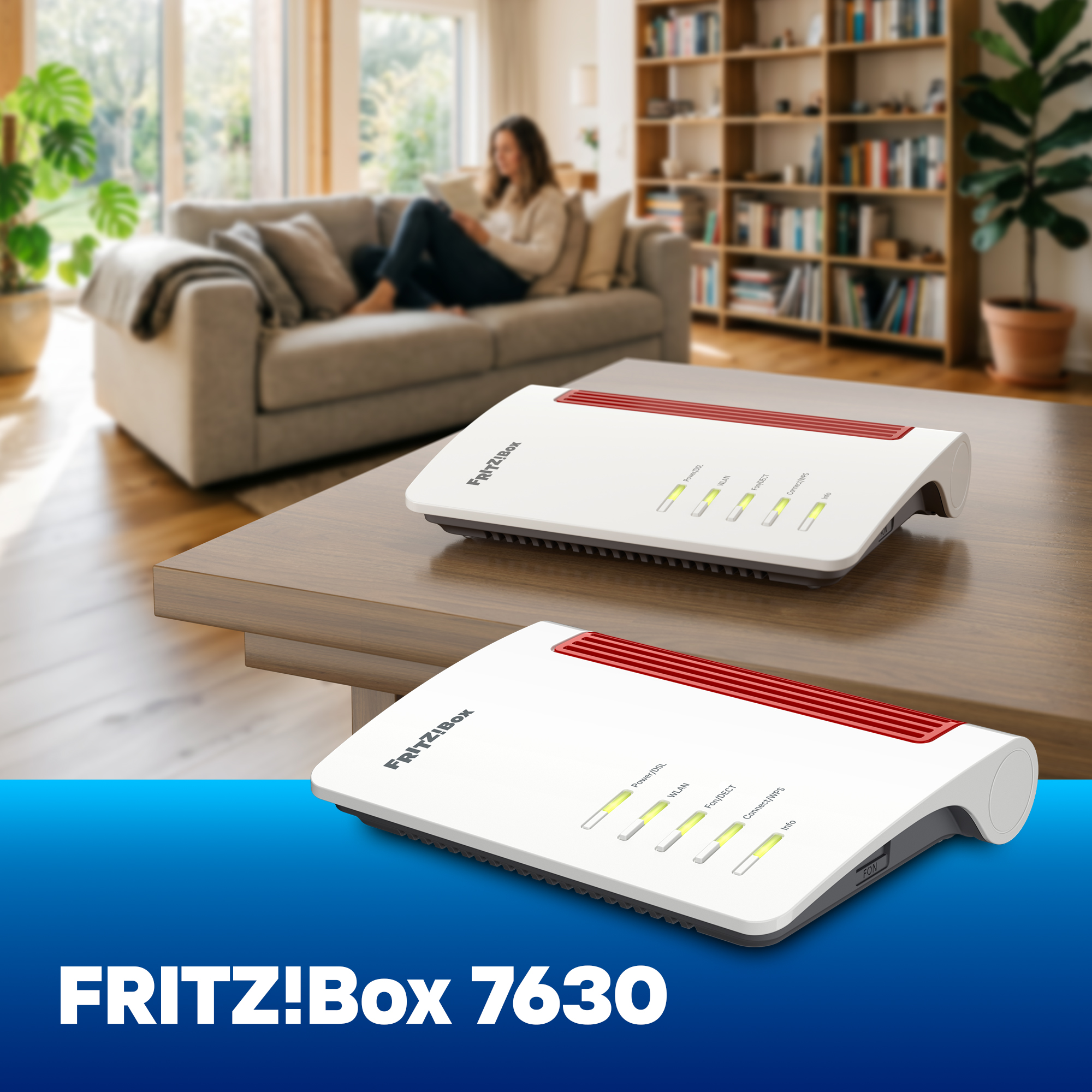 Zwei weiße FRITZ!Box-Router mit roten Akzenten auf einem Holztisch.