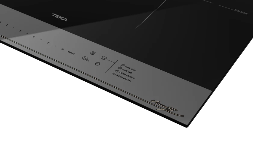 Placa vitrocerámica negra con logo TEKA y panel de control.