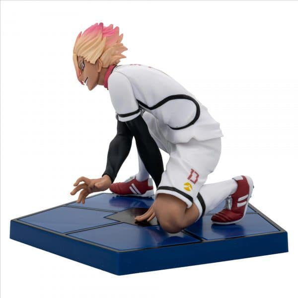 Figura de anime de un hombre con traje deportivo blanco, arrodillado.