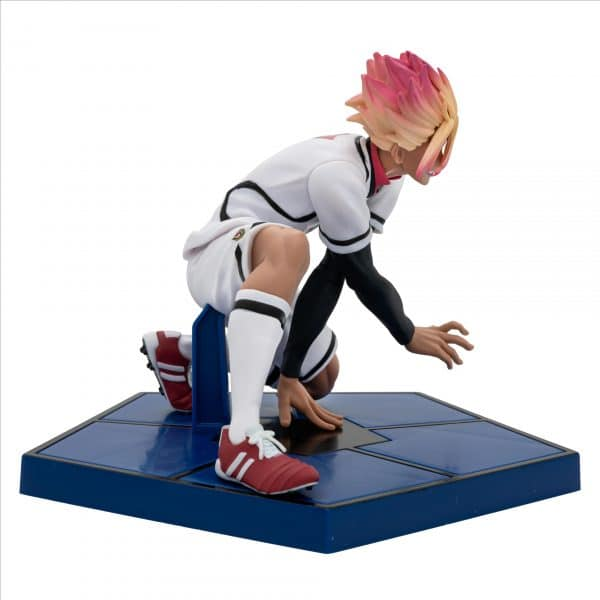 Un jugador de fútbol de anime en acción sobre una base azul, con pelo rosa y camiseta blanca.