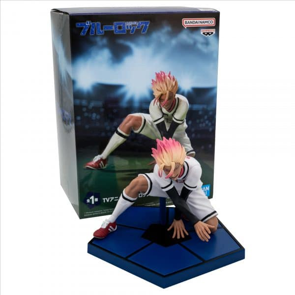 Dos figuras de jugadores de fútbol de anime con pelo rosa en uniformes blancos sobre una base azul.