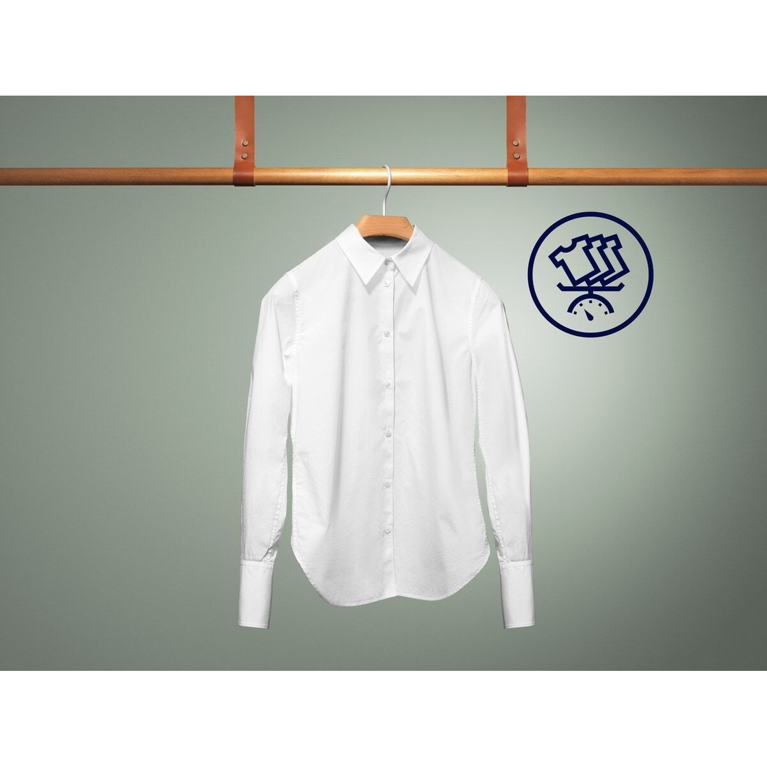 Camicia bianca su gruccia accanto a icona carico bucato.