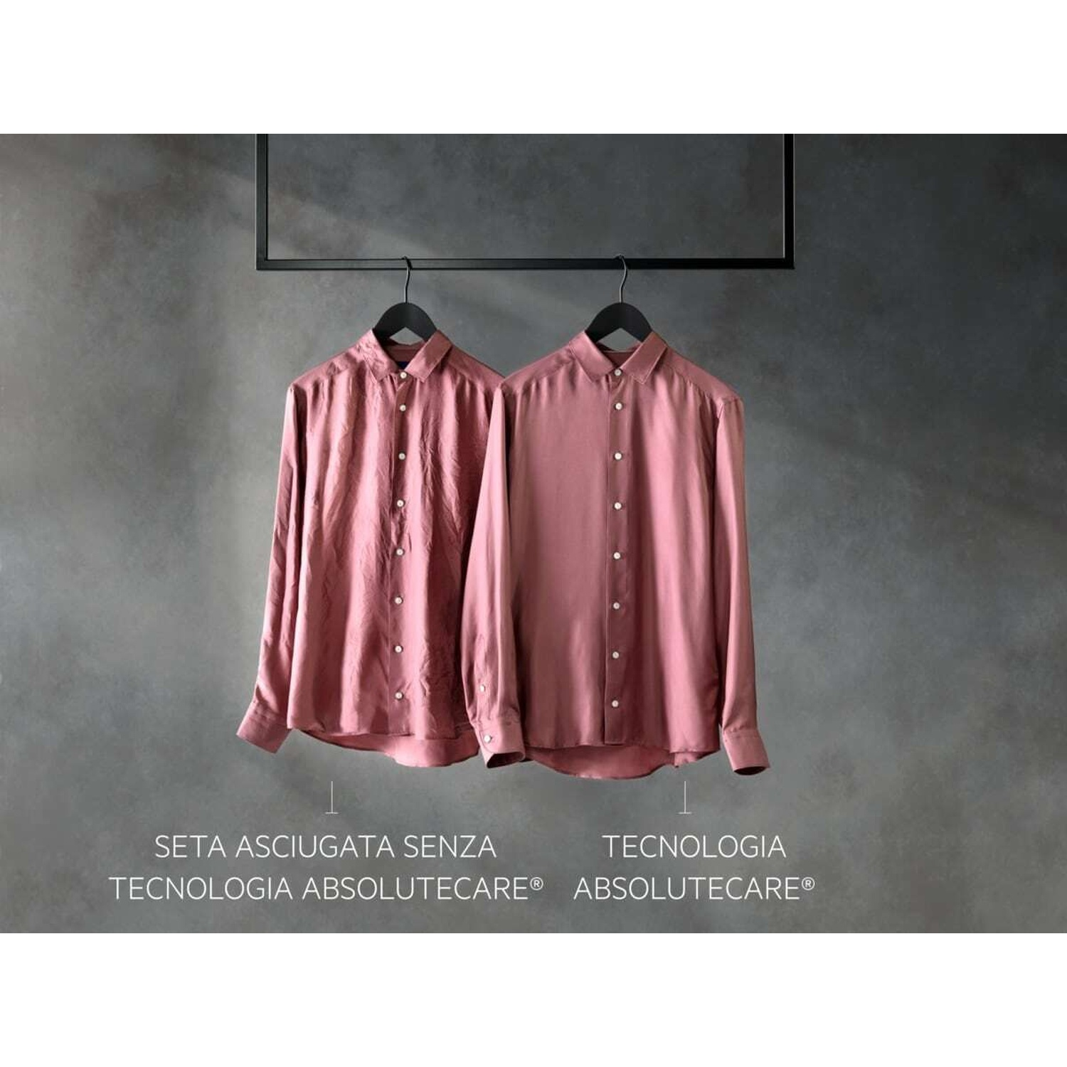 Due camicie color rosa antico pendono una accanto all'altra.