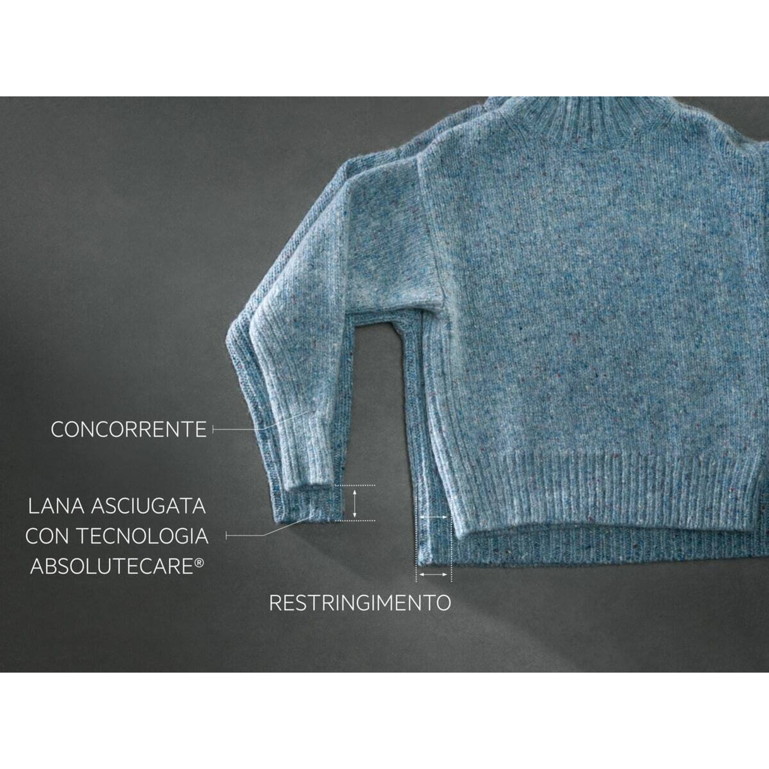 Un maglione blu con colletto e testo su sfondo grigio. Mostra il restringimento.