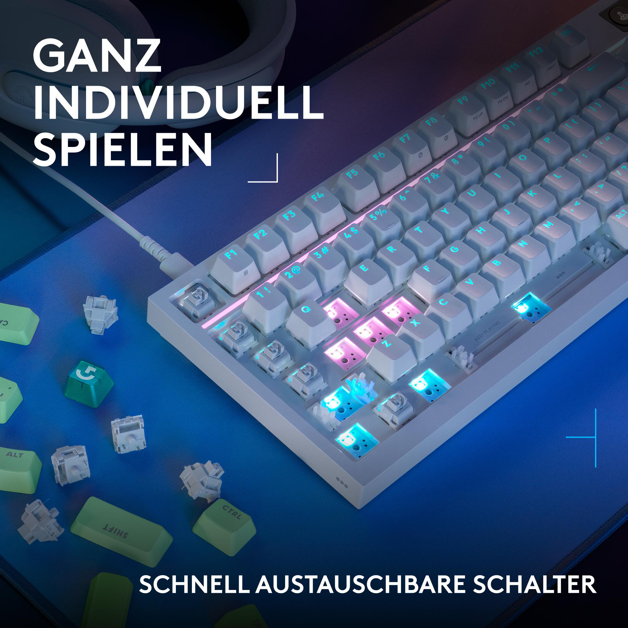 Eine weiße Tastatur mit RGB-Beleuchtung und Ersatzschaltern auf einer blauen Matte.