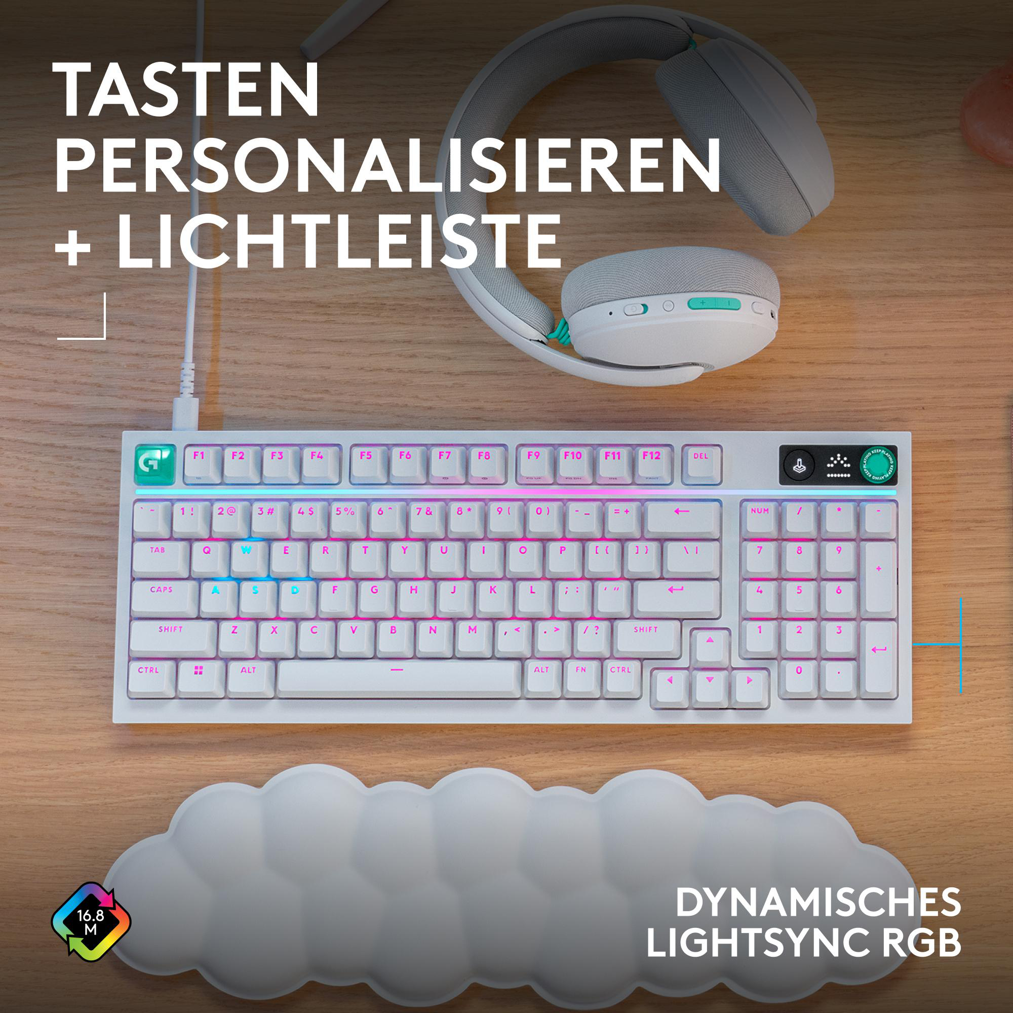 Weiße Tastatur mit RGB-Beleuchtung, Kopfhörer und Wolken-Handgelenkauflage.