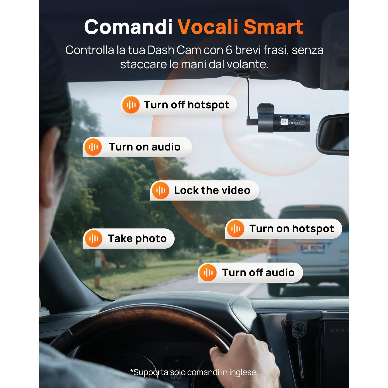 Autista guarda una dashcam con comandi vocali come 'Turn off hotspot'.