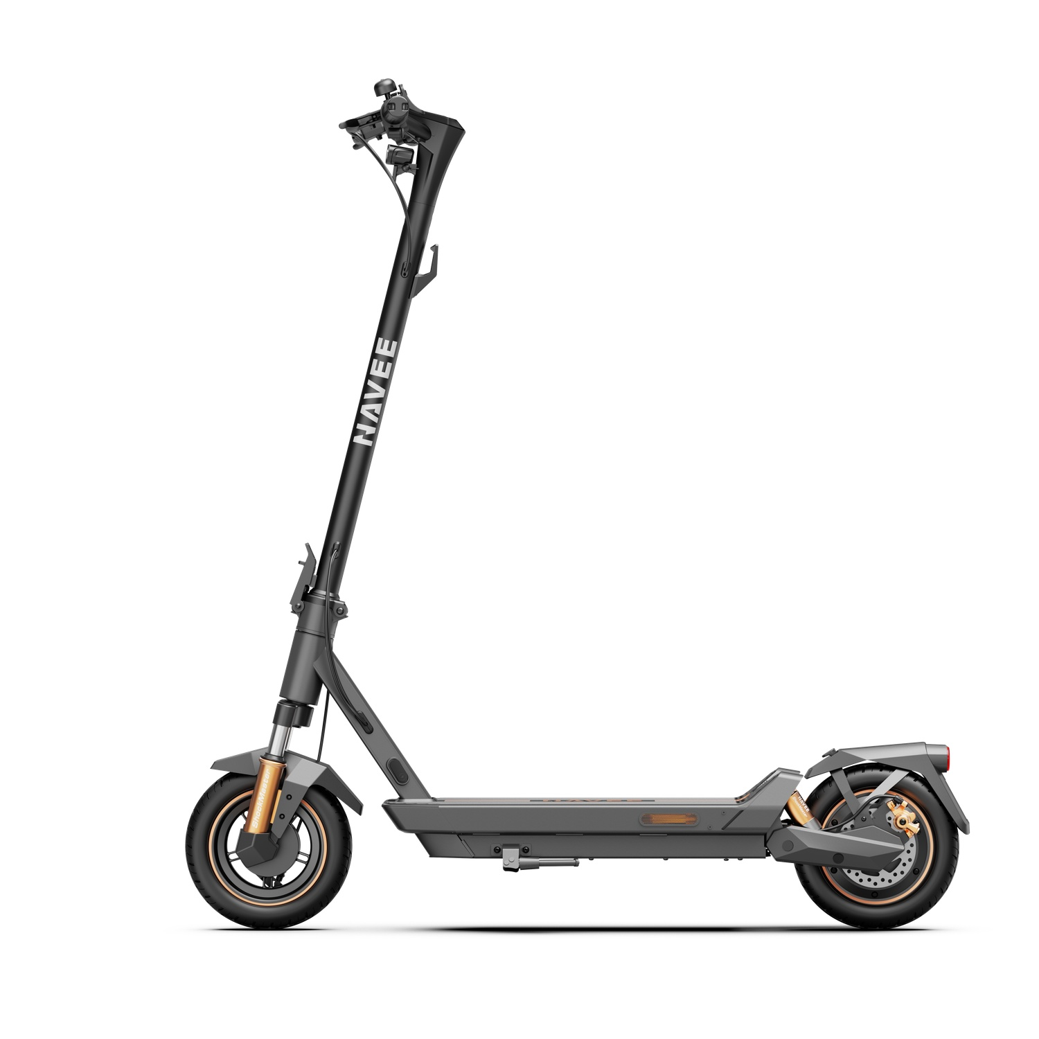 Een grijze elektrische step met gouden accenten op een witte achtergrond.