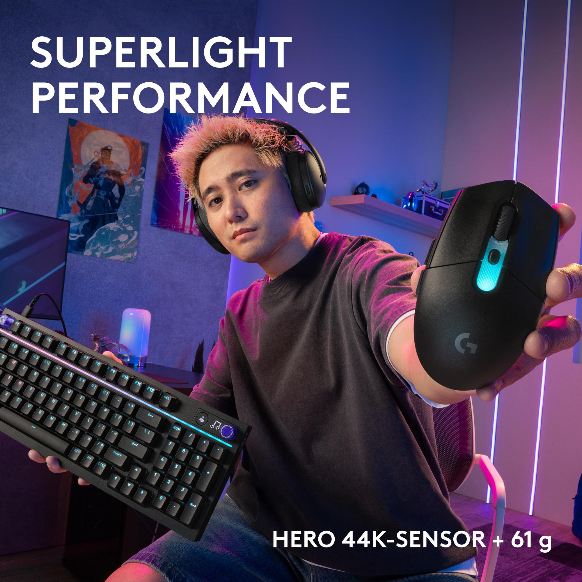 Mann hält eine schwarze Logitech G Maus und Tastatur mit blauer Hintergrundbeleuchtung.