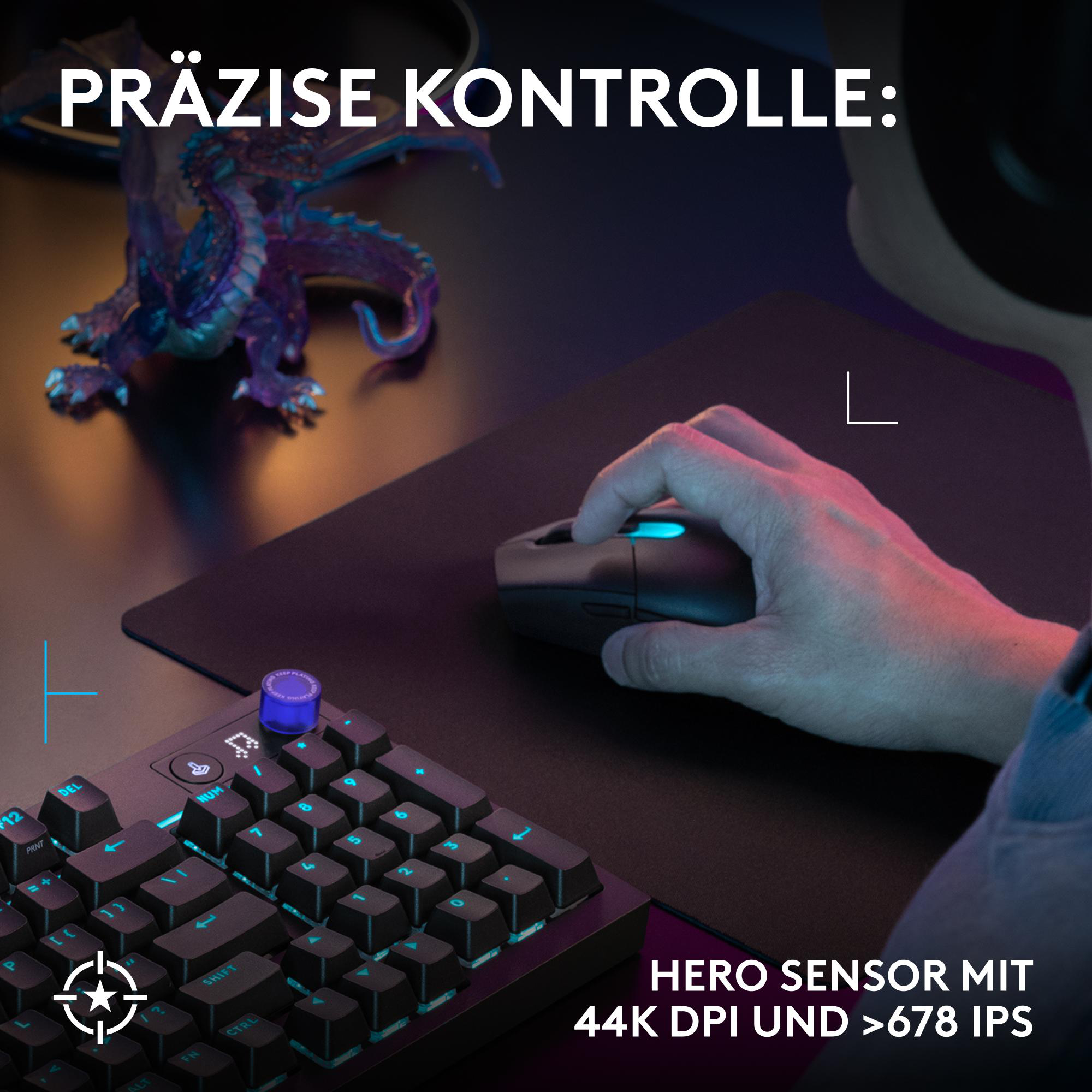Eine Hand benutzt eine beleuchtete Gaming-Maus neben einer Tastatur und einer Drachenfigur.