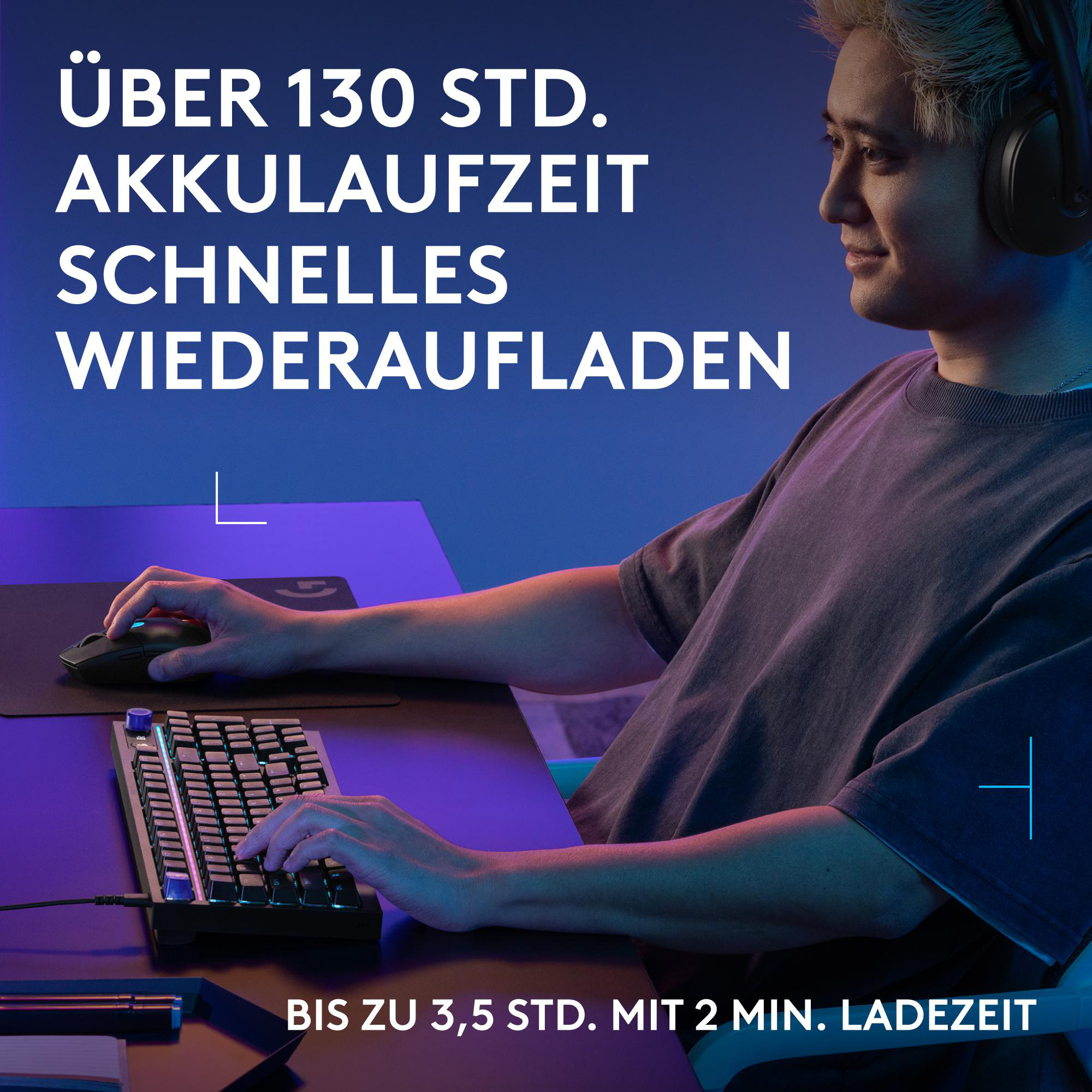 Mann mit Kopfhörern spielt am PC mit Tastatur und Maus.