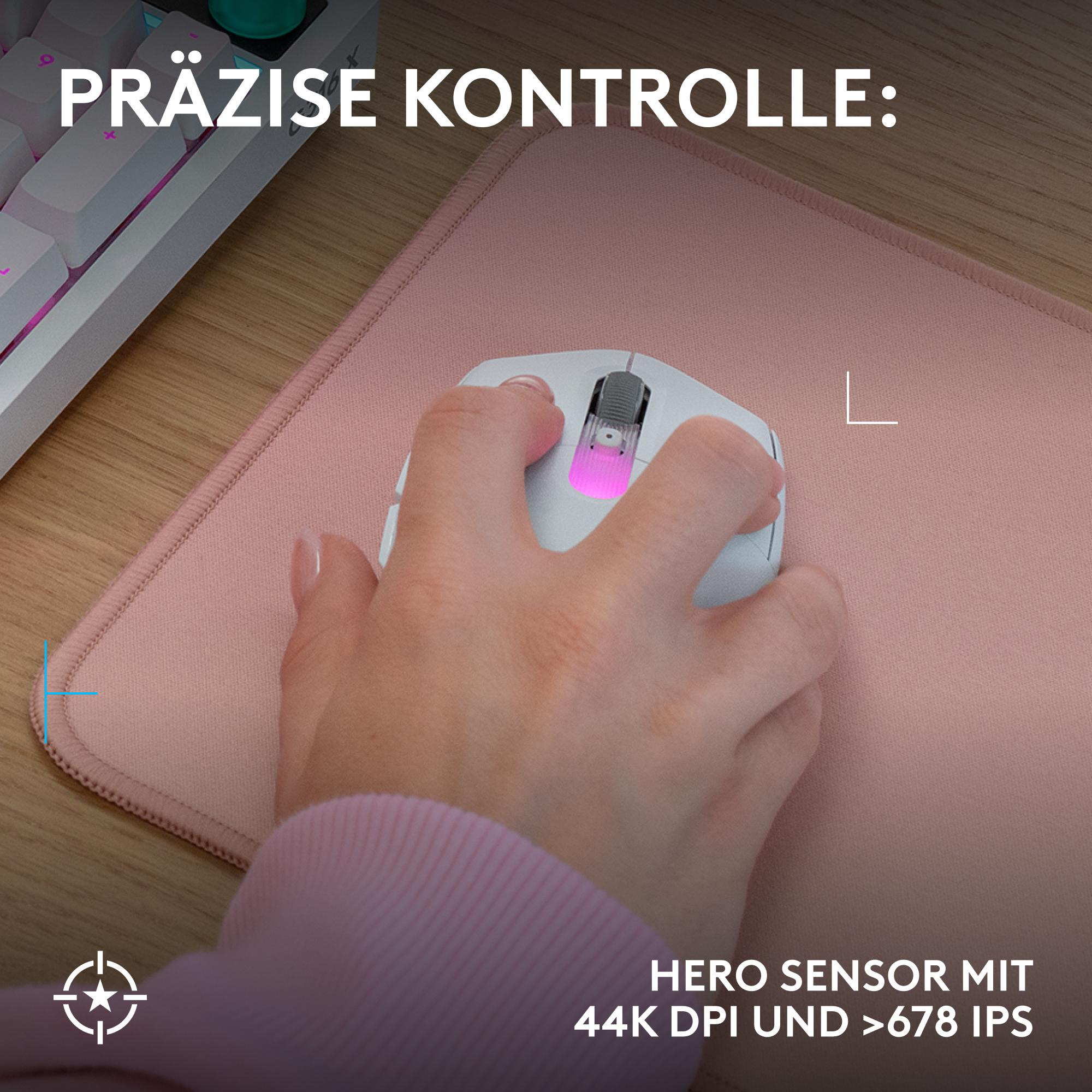 Weiße Gaming-Maus mit pinker Beleuchtung auf rosa Unterlage.
