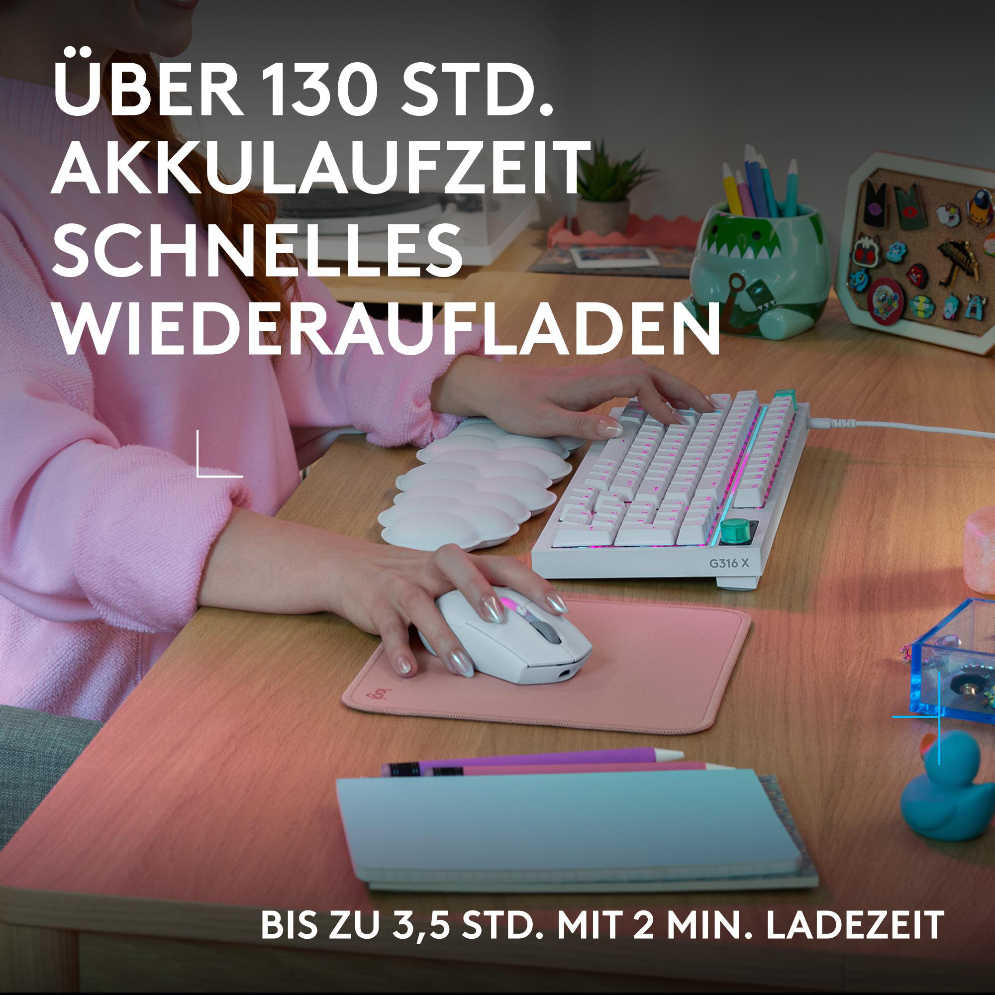 Eine Person tippt auf einer weißen Tastatur und benutzt eine weiße Maus. Text über Akkulaufzeit.
