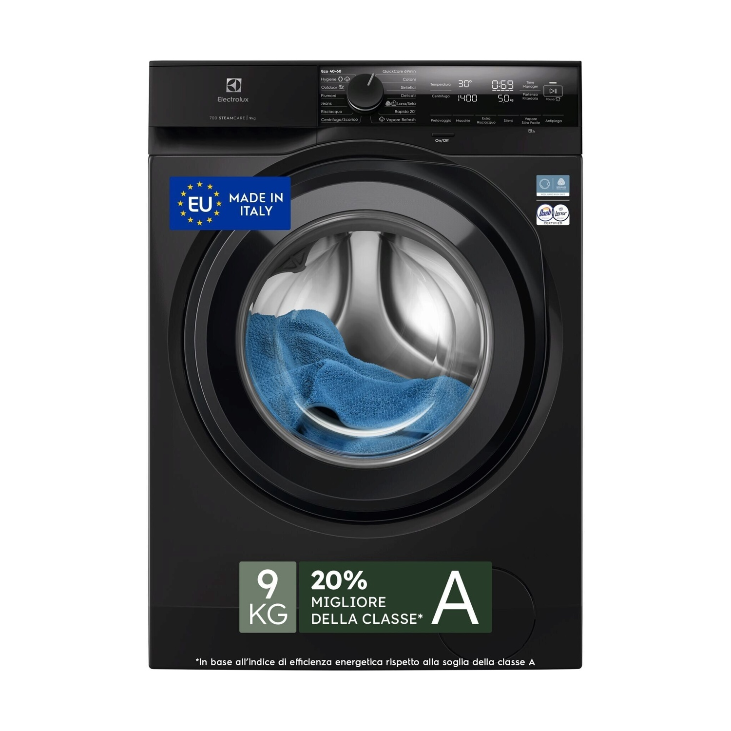 Lavatrice Electrolux nera con asciugamano blu nel cestello. Efficienza energetica A.