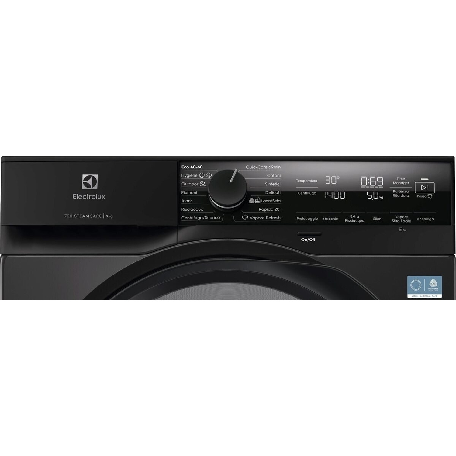 Lavatrice Electrolux nera con display digitale che mostra programmi e impostazioni.