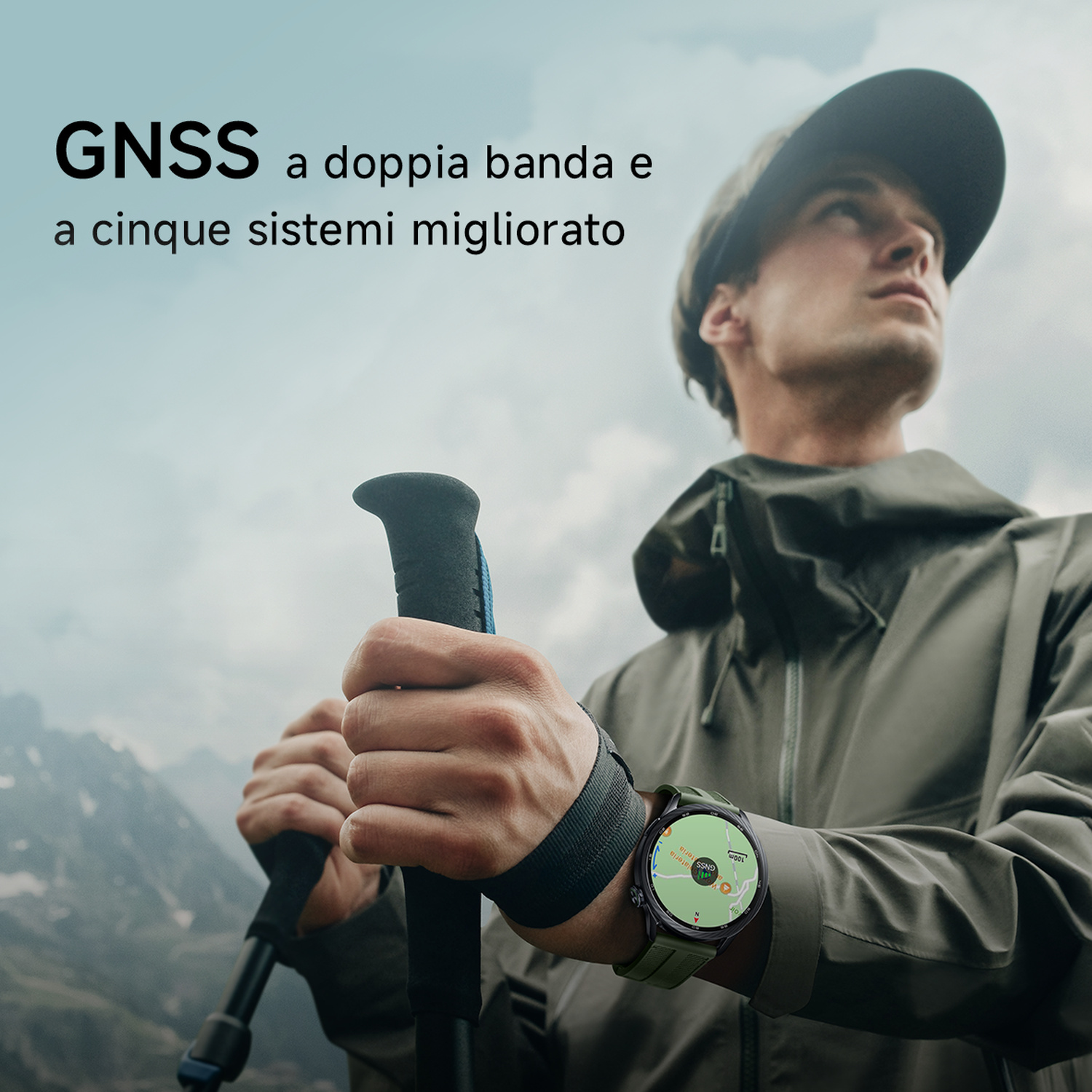 Uomo con bastoncini da trekking e smartwatch guarda in lontananza, montagne.