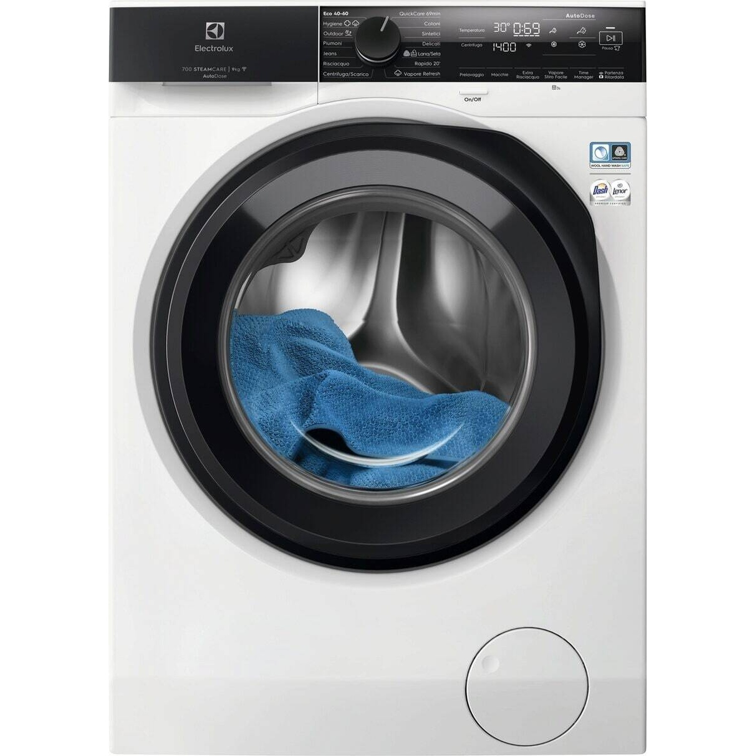 Lavatrice bianca Electrolux con asciugamano blu nel cestello.