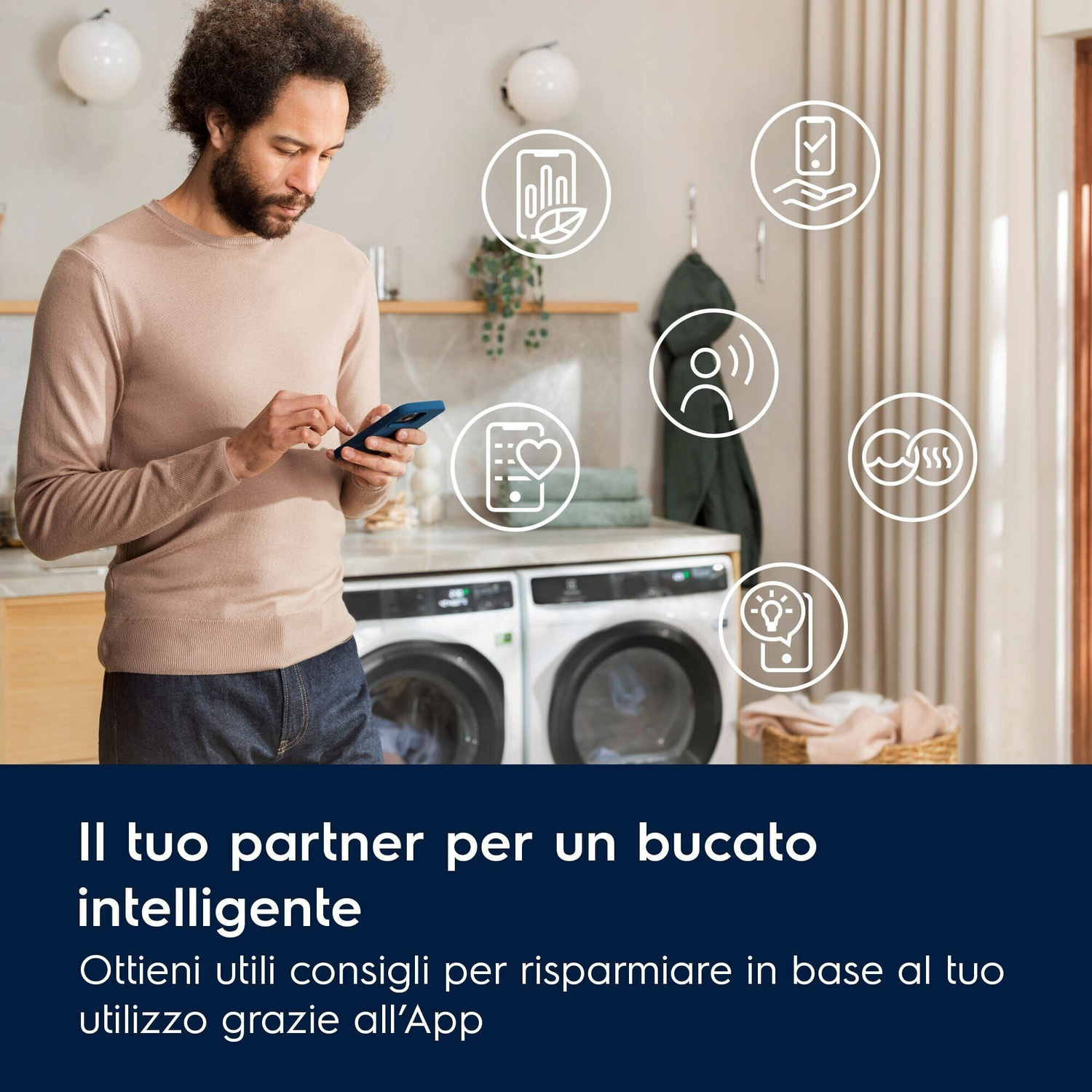 Uomo con smartphone davanti a lavatrici, icone mostrano funzioni app.